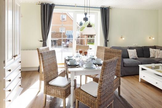 Wohn und Essbereich mit Kamin