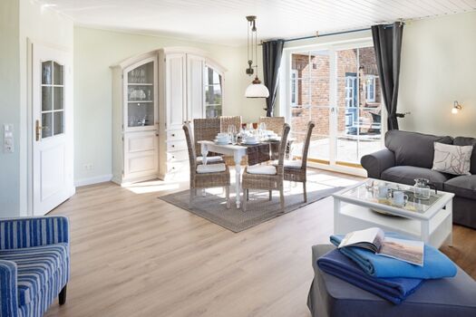 Wohn und Essbereich mit Kamin