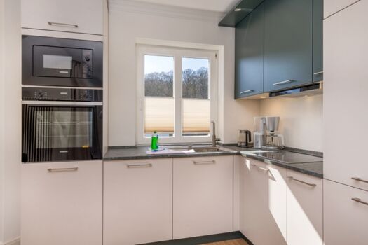 Neue, moderne Küche mit Backofen.