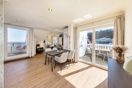 Lichtdurchflutetes Wohnzimmer und Esstisch.