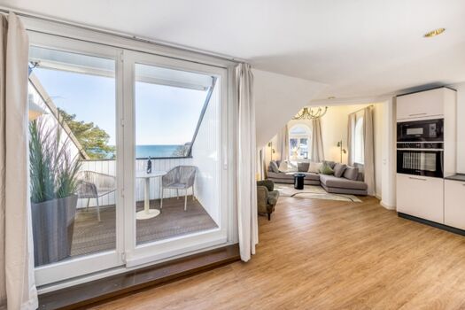 Wohnzimmer mit Blick auf den Balkon.