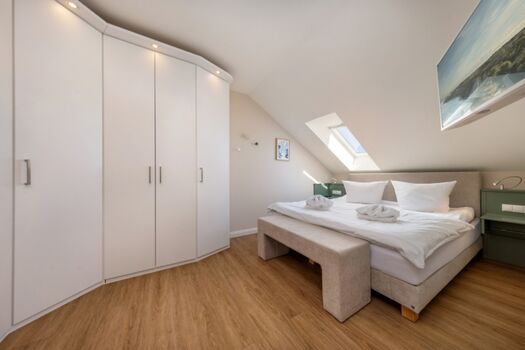 Schlafzimmer mit großem Kleiderschrank...