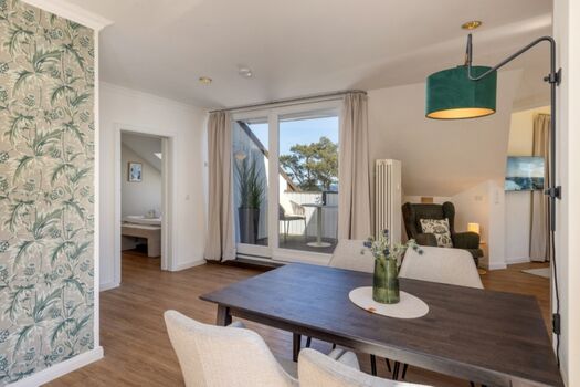 Essbereich mit Blick in das Schlafzimmer und den Balkon.