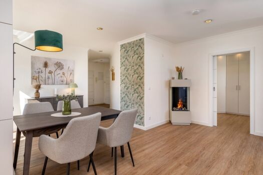 Essbreich mit Kamin.