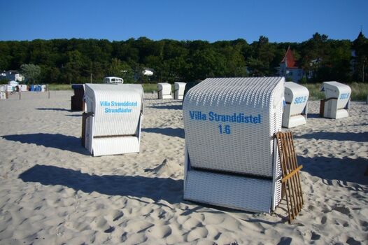 Strandkorb am Strand.