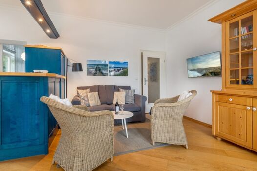 Der Wohnbereich mit TV.