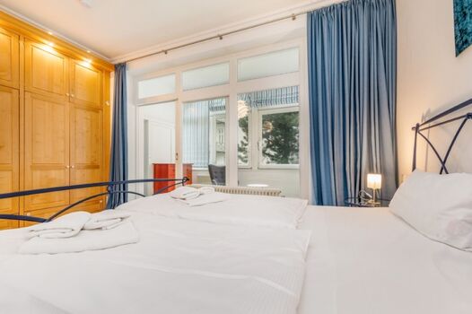 ... und großem Kleiderschrank.