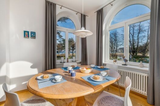 Sie frühstücken mit Meerblick.