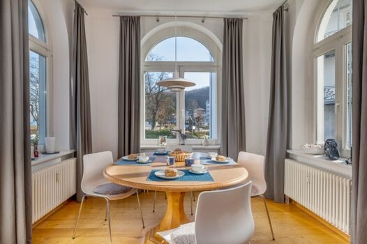 Der Essplatz im Erker mit Seeblick.