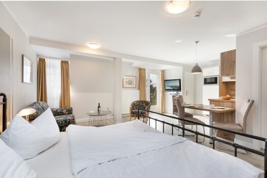 Wohnbereich mit Flat-TV.