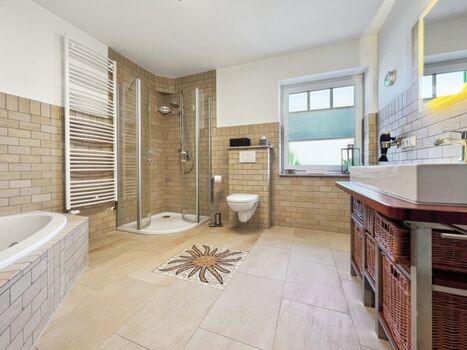 Badezimmer im 1.OG mit Wanne und Dusche 