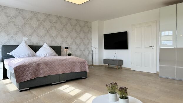 Schlafzimmer 1.OG mit TV Gartenblick