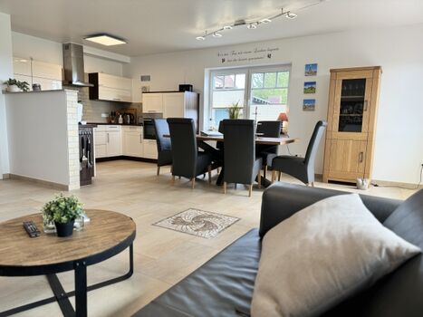 Wohnzimmer mit Blick in den Essbereich 