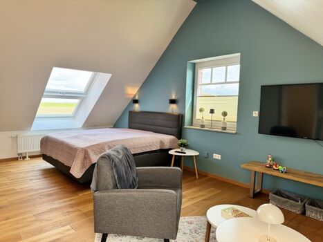 Schlafzimmer Spitzboden mit TV Inselblick