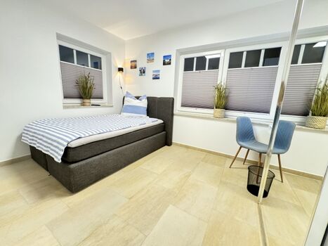 Schlafzimmer EG mit Schreibtisch und TV