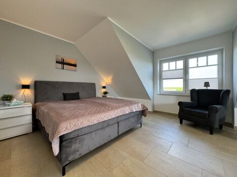 Schlafzimmer 1.OG mit TV Deichblick