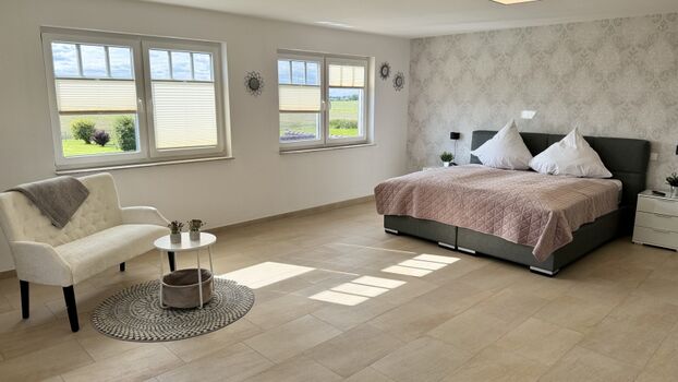 Schlafzimmer 1.OG mit TV Gartenblick