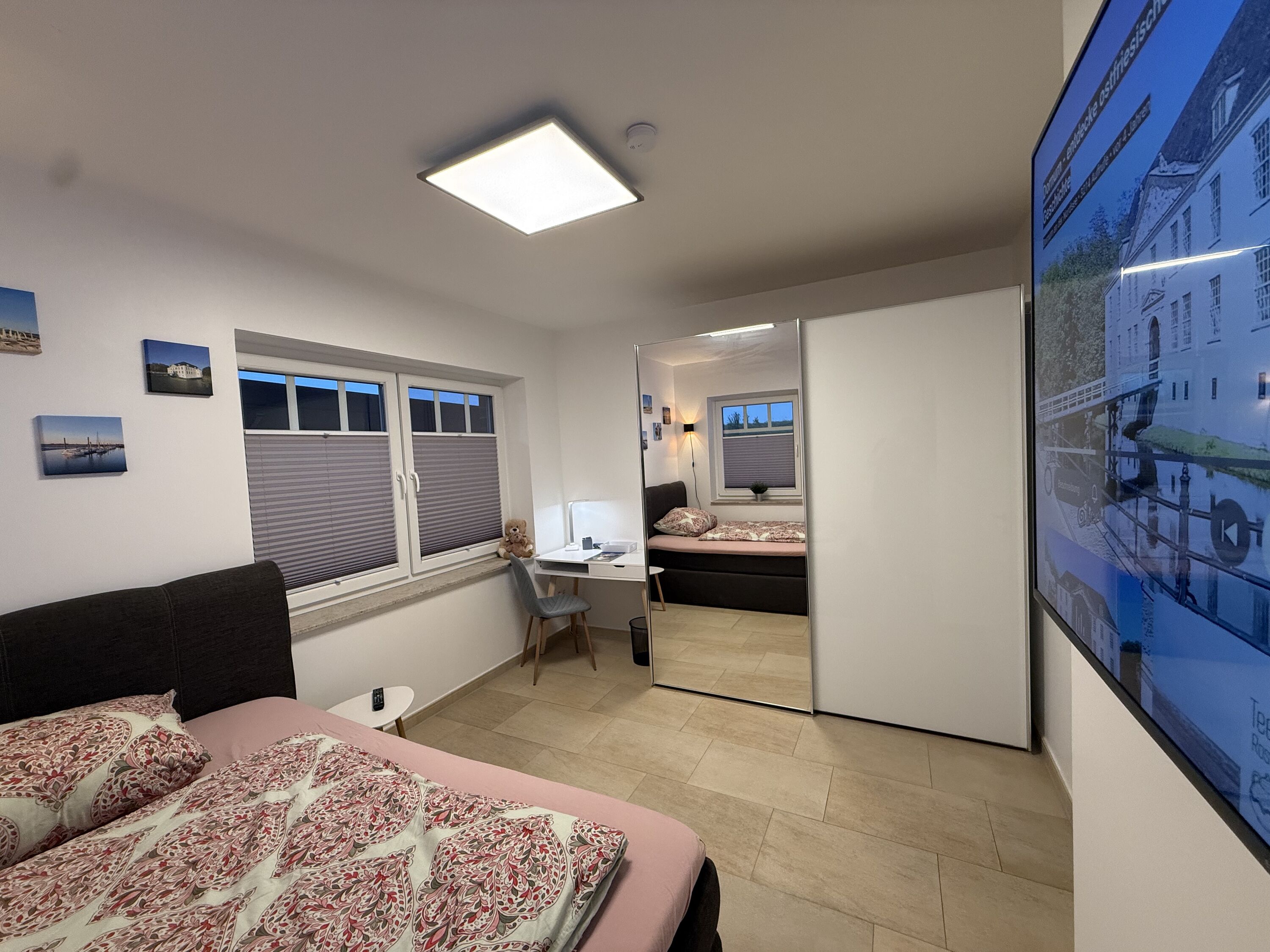 Schlafzimmer EG mit franz. Bett und TV