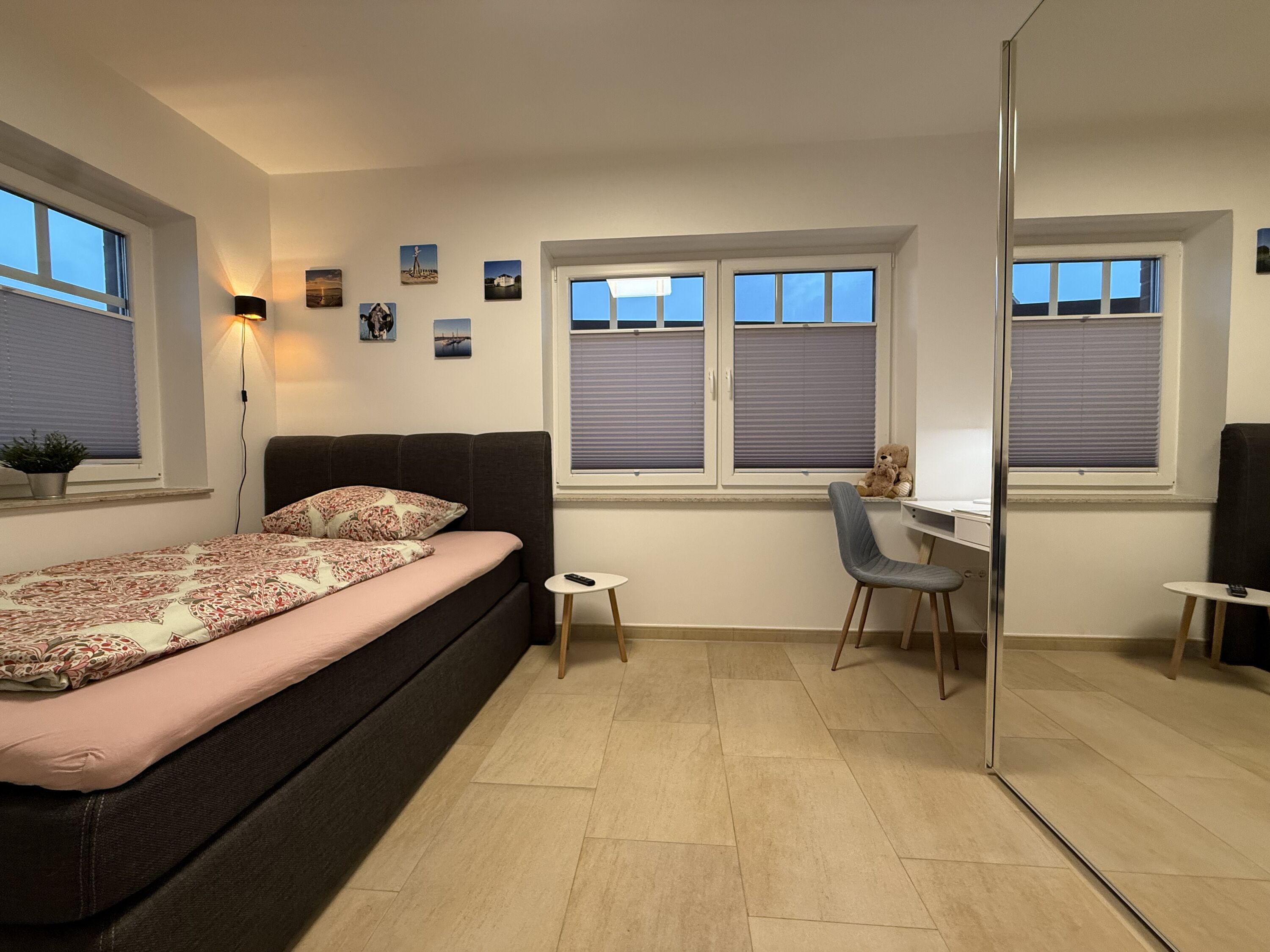 Schlafzimmer EG mit franz. Bett und TV