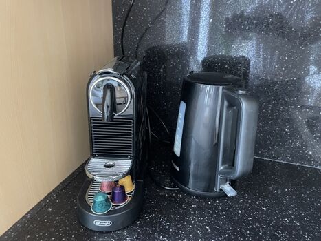 Nespresso Maschine, Wasserkocher (Normale Kaffeemaschine auch vorhanden)