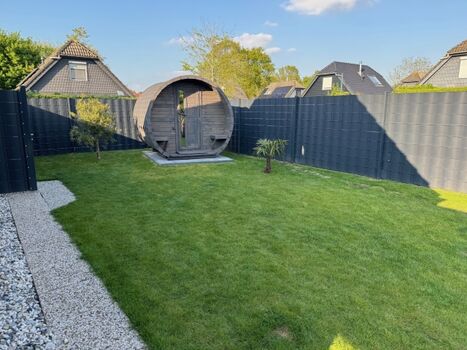 Blick auf die Fasssauna 