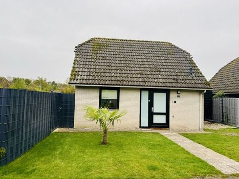 Freistehendes Haus von vorne zum Eingang 