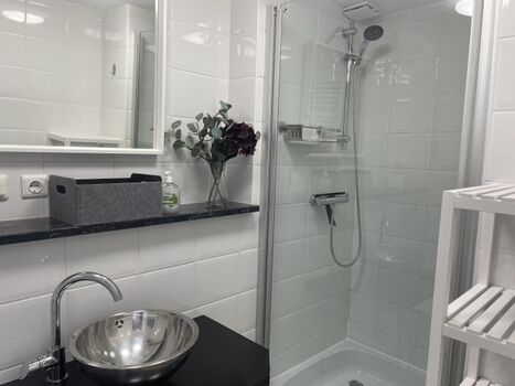 Saniertes Bad mit Dusche 