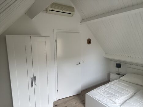 Kinderzimmer/Gästezimmer mit Kleiderschrank und Klimaanlage 