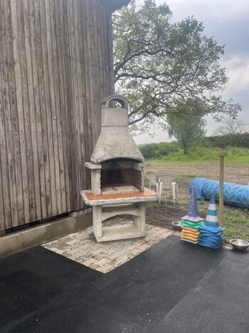 Grill an der Scheune