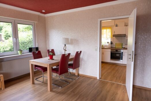 Esstisch mit Durchgang zur Küche