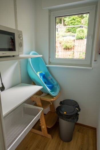 Abstellraum 1 mit Kinderstuhl, Wanne, Toilettensitz und Fußtritt