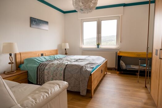 Schlafzimmer 1 Blick in den Wald