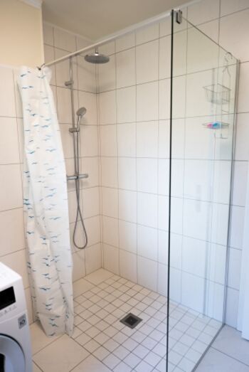 Ebenerdige Dusche mit Hocker