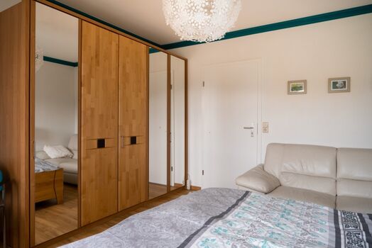 Schlafzimmer mit Hundecouch und TV im Schrank