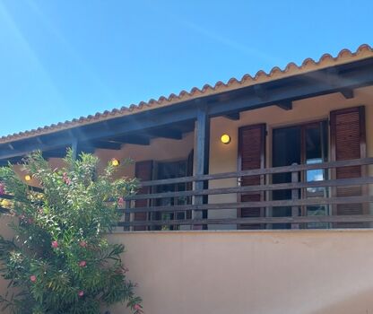 Terrasse von der Straße/dem Parkplatz aus