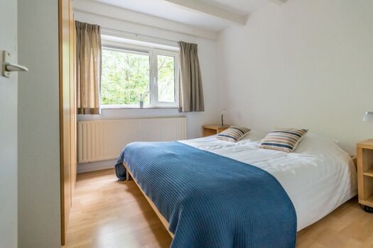Schlafzimmer 1 mit Doppelbett und Kleiderschrank