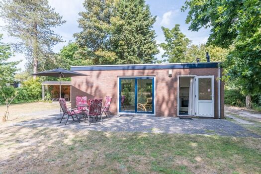 Der große, sonnige Garten mit 2 Terrassen