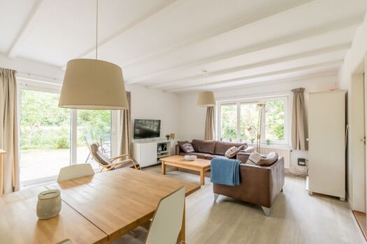 Helles Wohnzimmer mit Sitzecke