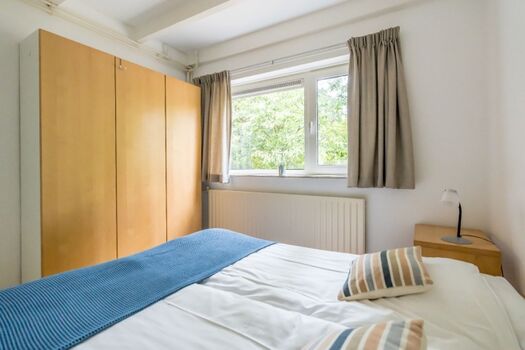 Schlafzimmer 1 mit Doppelbett und Kleiderschrank