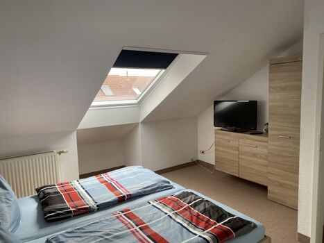 Schlafzimmer  mit Fernseher Obergeschoss 