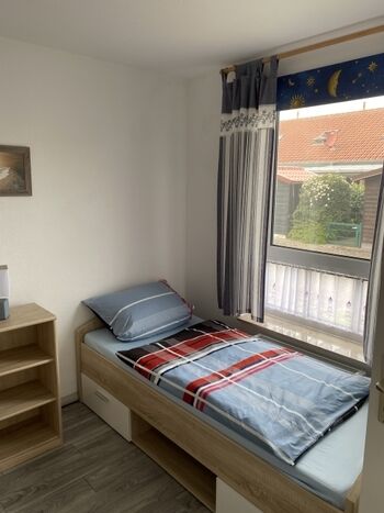 Schlafzimmer mit Einzelbetten unten