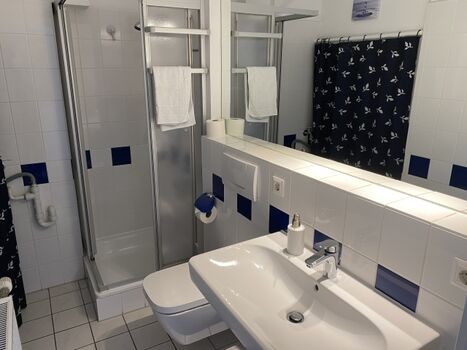 Badezimmer mit Dusche