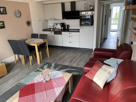 Gemütlicher moderner Wohn- und Essbereich