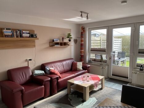 gemütlicher Wohnbereich mit Blick auf die Terrasse