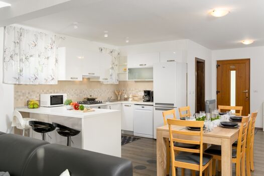 Küche mit Essbereich