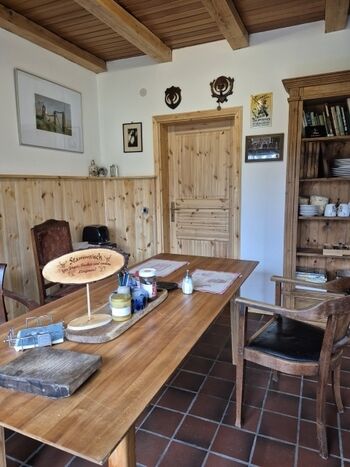 Ein gemütliches Esszimmer ist nutzbar