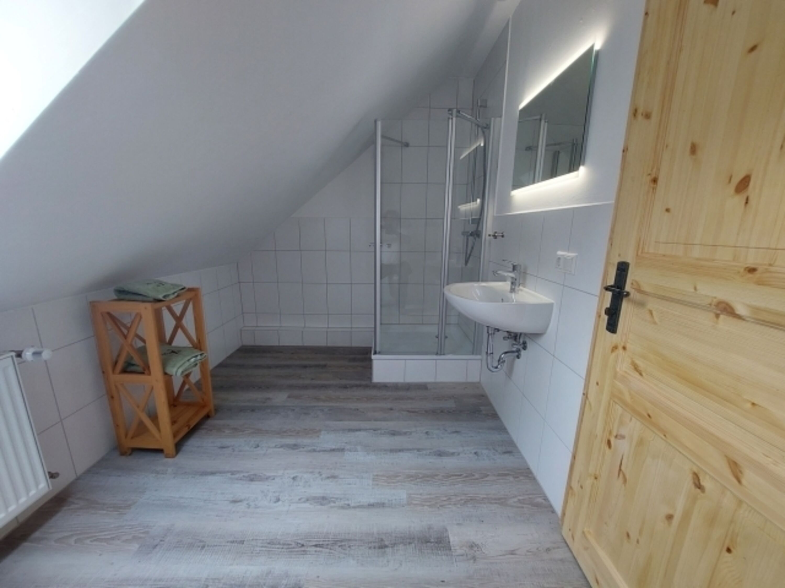 Alle Bäder sind neu erstellt und haben WC, Waschbecken und Dusche mit Duschabtrennung aus Glas 