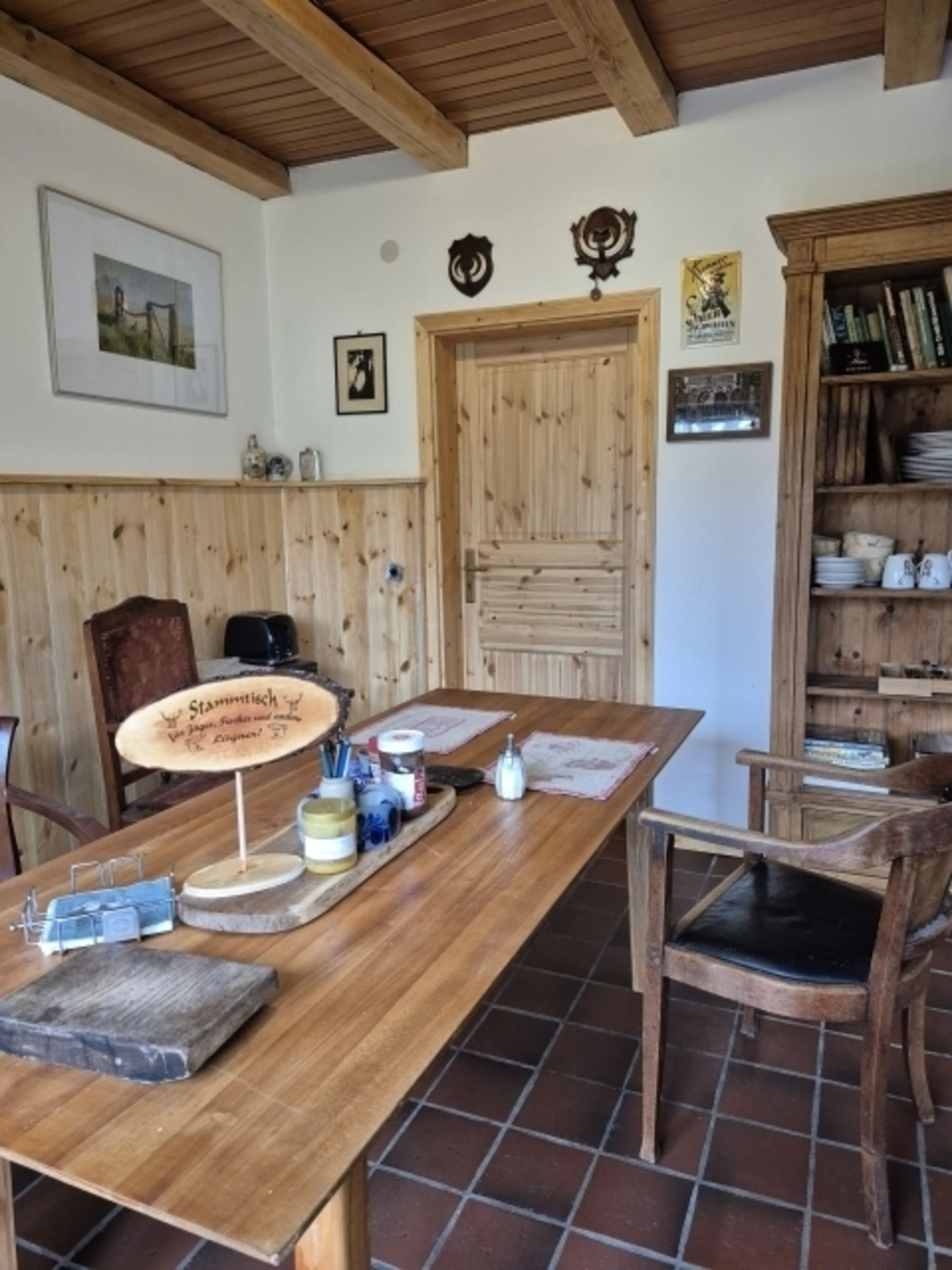 Ein gemütliches Esszimmer ist nutzbar