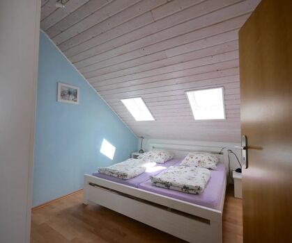 Schlafzimmer mit Doppelbett