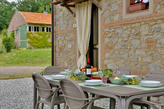 Gedeckter Tisch vor dem Haus